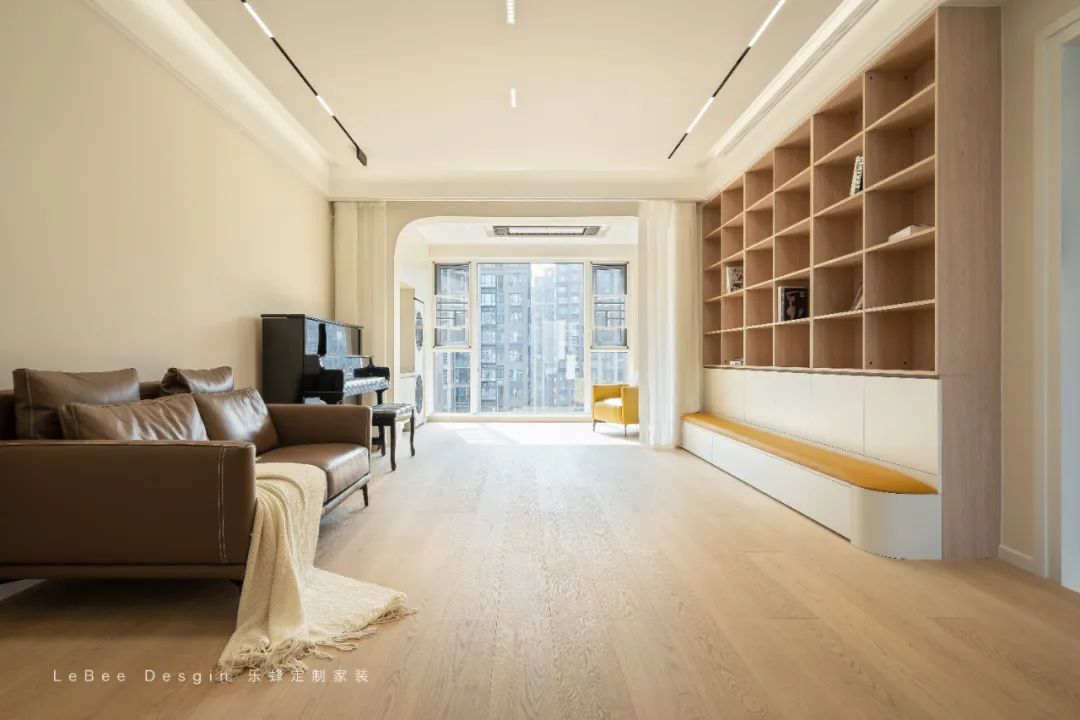 綠景1866 | 140㎡現(xiàn)代奶油風(fēng)：洄游動(dòng)線+多功能核心區(qū)，解鎖去客廳化真諦